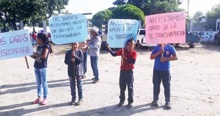 Campesinos de Venustiano Carranza bloquearon carretera para exigir educación