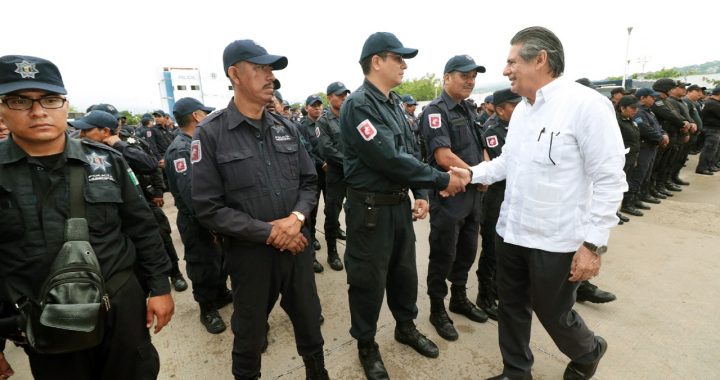 Carlos Morales otorga estímulos económicos a policías de Tuxtla Gutiérrez