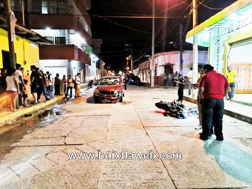 Grave motociclista al chocar contra vehículo en Huixtla