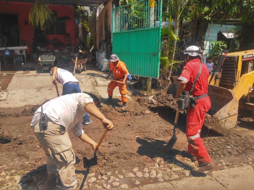 Protección Civil Municipal continúa con la remoción de escombros y apoyo a la población afectada por las lluvias