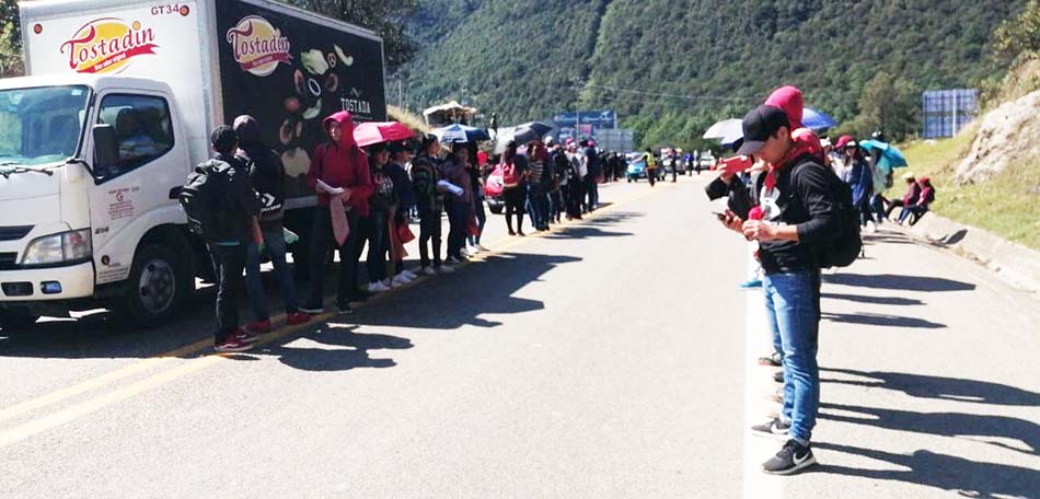 Elementos policíacos evitan bloqueo de normalistas en San Cristóbal de Las Casas
