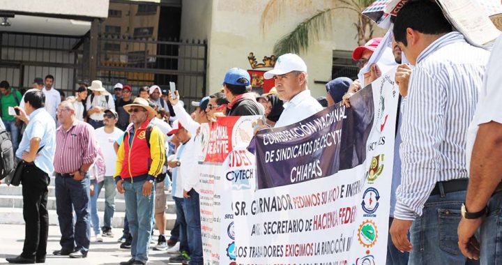Marchan trabajadores del Cecytech; exigen pago retroactivo