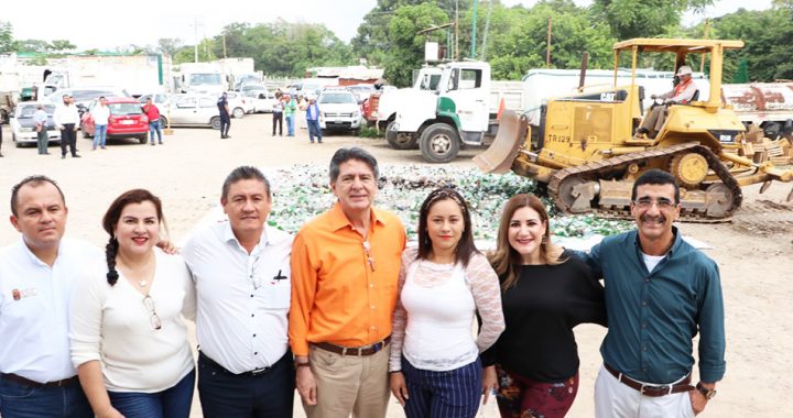 Por segunda ocasión el gobierno de Tuxtla Gutiérrez realiza destrucción de botellas de licor vacías