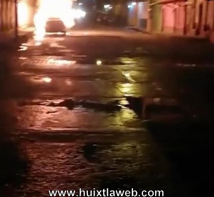 Se incendia auto al arrollar a motocicleta