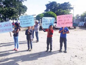Campesinos de Venustiano Carranza bloquearon carretera para exigir educación