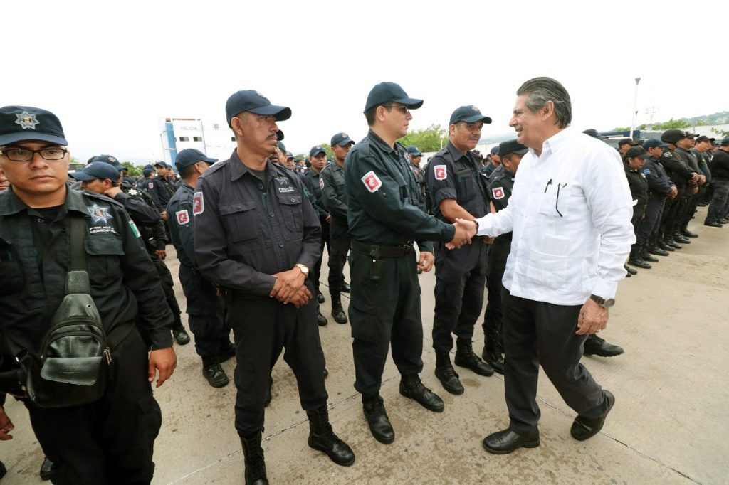 Carlos Morales otorga estímulos económicos a policías de Tuxtla Gutiérrez