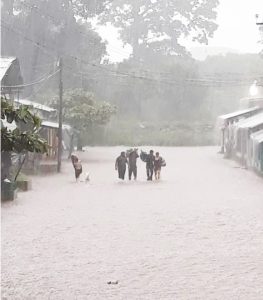 Desbordamiento de río Chalaquita en Villa Comaltitlán afecta a más de 30 viviendas