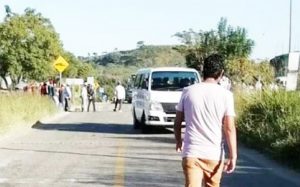 Inician bloqueo carretero piden pago de adeudo  y contratar 2 maestros