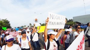 Marchan pedagogos en Tapachula; rechazan plazas automáticas y piden evaluación equitativa
