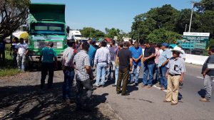 Plantón de volteos en carretera Tapachula-Suchiate por anuncio de concesionamiento a nuevos expedientes