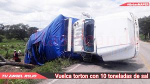 Vuelca torton con 10 toneladas de sal