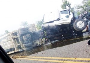 Vuelca tráiler de CFE que transportaba transformador