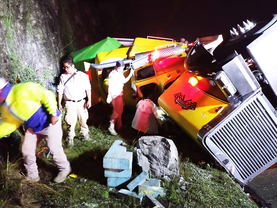 Accidente carretero deja a menor lesionado