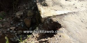 Huehuetán, Chiapas 07 de octubre del 2019.- Se cumple más de un mes que el puente principal que permite la entrada y salida del cantón carretera nueva en el municipio de Huehuetán y hasta el momento no han tenido respuesta por parte de la alcaldesa Victoria Guzmán, según lo dieron a conocer vecinos de la citada comunidad. Indican que en su momento acudieron a protección civil, para que hiciera la verificación así como también ante la presidenta municipal Victoria Guzmán, quien únicamente llegó a pasear dijo que no había dinero, pero que iba hacer lo posible de reparar los caminos saca cosechas, pero hasta el momento no han tenido solución a sus demandas están incomunicadas más de cien familias los ingenieros del ayuntamiento solo llegan a pasear por lo que hasta el momento el cantón carretera nueva esta incomunicado en el municipio de Huehuetán.