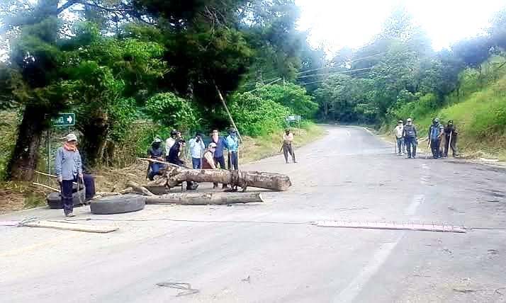 Campesinos mantienen bloqueo de carretera en El Bosque