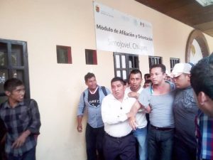 Causan destrozos en alcaldía de Simojovel y retienen al secretario municipal