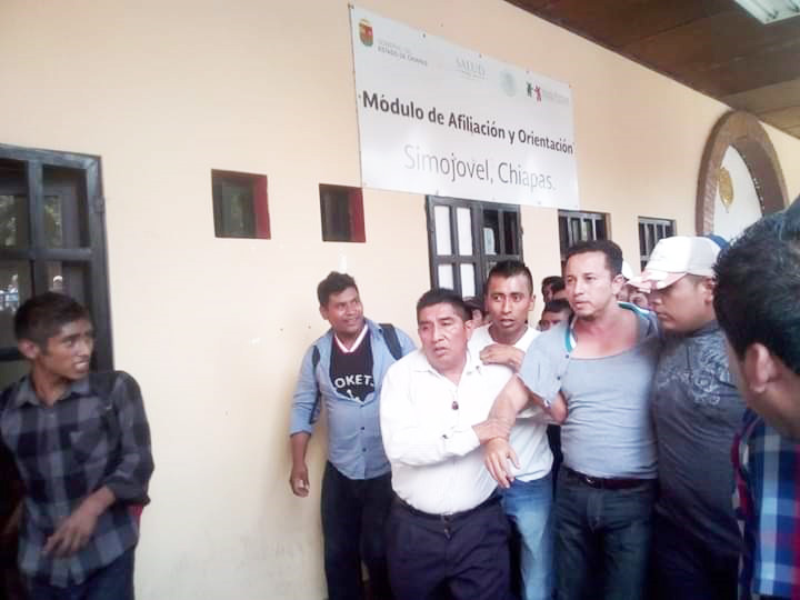 Causan destrozos en alcaldía de Simojovel y retienen al secretario municipal