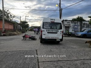 Tuzantán de Morelos, Chiapas 07 de octubre del 2019.- Por falta de precaución de ambos conductores, se produce un accidente vehicular en la colonia 29 de diciembre del municipio de Tuzantán, en donde una colectivo marca Nissan tipo urban con placas de circulación 398281B, del servicio público ruta Huixtla-29 de diciembre, quien al transitar de poniente a oriente en la av. Josefa Ortiz, fue impactado en su costado izquierdo una motocicleta marca italika de color rojo, con placas N92AU, de estado de Chiapas. El accidente se registró alrededor de las 07:30 de la mañana de este lunes. Según fue reportado ante la delegación de seguridad turística y vial de Huixtla. Al arribar al lugar ambas partes que habían colisionado estaban en el lugar el conductor de la urban, Bernardo Josué de 56 años y el motociclista Manuel Guillermo de 23 años, con domicilio en la colonia 29 de diciembre; quien resultó con lesiones leves. Y ambos vehículos quedaron dañados, reconociendo que ambos tuvieron la culpa sin embargo el caso fue atraído por tránsito del estado.