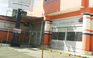 Delincuentes asaltan en tienda de materiales para construcción