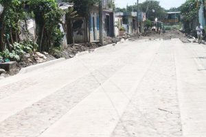 Edil Óscar Gurría instruye obra de pavimentación mixta de calles en Colonia Teófilo Acebo II