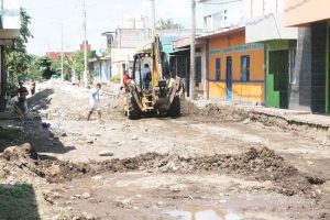 Edil Óscar Gurría instruye obra de pavimentación mixta de calles en Colonia Teófilo Acebo II