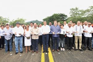 En tiempo y forma entrega Rutilio Escandón obras carreteras