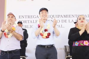 Encabeza Rutilio Escandón entrega de equipamiento y vehículos para fortalecer la seguridad en Jitotol