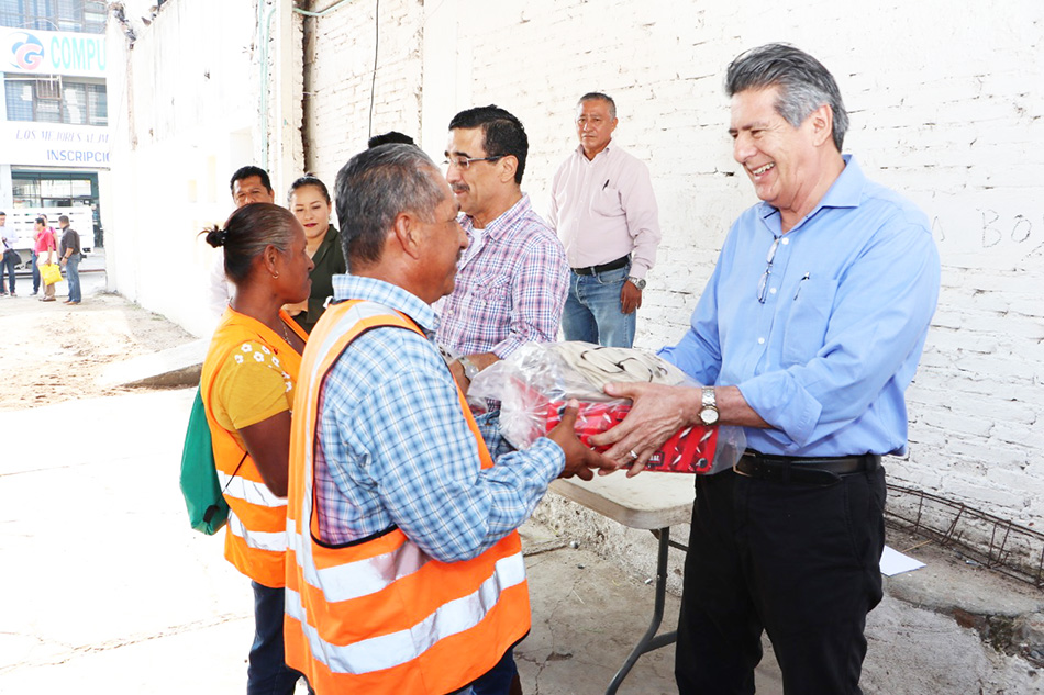 Entrega Carlos Morales uniformes a personal de Limpia y Aseo Público del Ayuntamiento de Tuxtla Gutiérrez