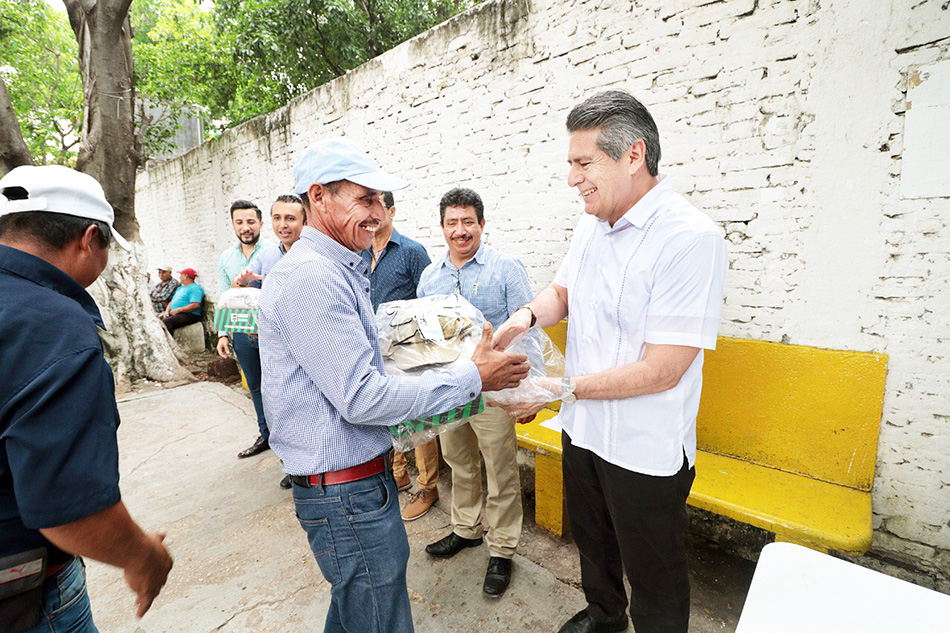 Entrega Carlos Morales uniformes a trabajadores de la Dirección de Obras Viales de Tuxtla Gutiérrez