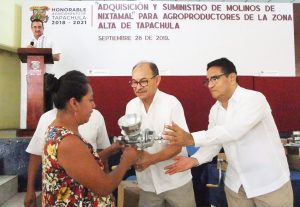 Entrega Edil Óscar Gurría molinos de nixtamal a productores de la zona alta