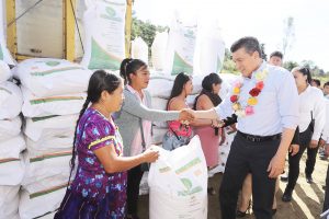 Entrega Rutilio Escandón apoyos agrícolas y ganaderos a hombres y mujeres de cinco municipios