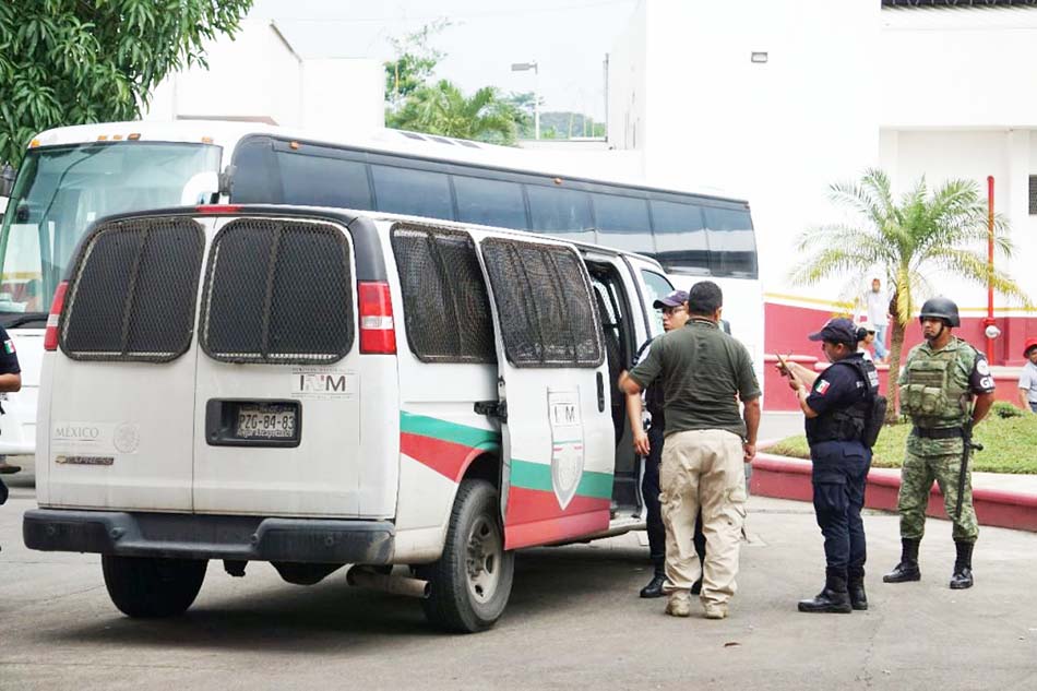 Migrantes solicitantes de refugio salen de la estación migratoria y son trasladados a albergues