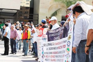 Marchan trabajadores del Cecytech; exigen pago retroactivo