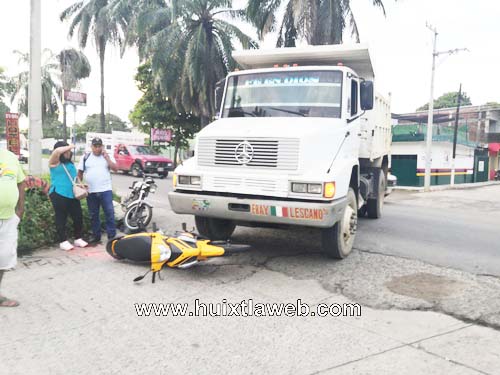 Mujer motociclista atropellada por volteo en Huixtla