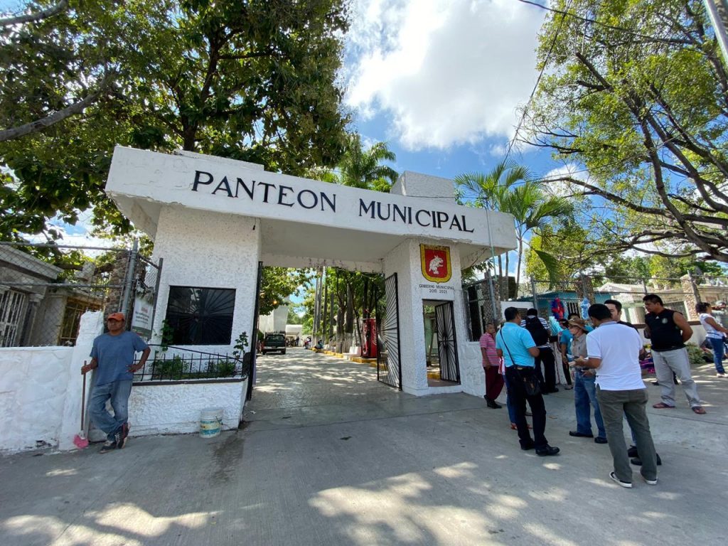 Panteones municipales listos para la llegada de miles de visitantes a las tumbas de sus seres queridos.