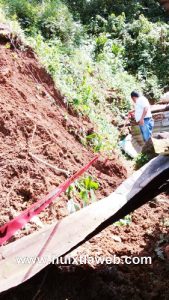 Se abre la tierra y afecta cuatro viviendas en la zona serrana de Huixtla