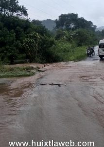 Se colapsa carretera en Tuzantán