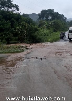 Se colapsa carretera en Tuzantán