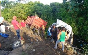 Se impacta volteo contra combi de pasaje en curva de San Juan Chamula