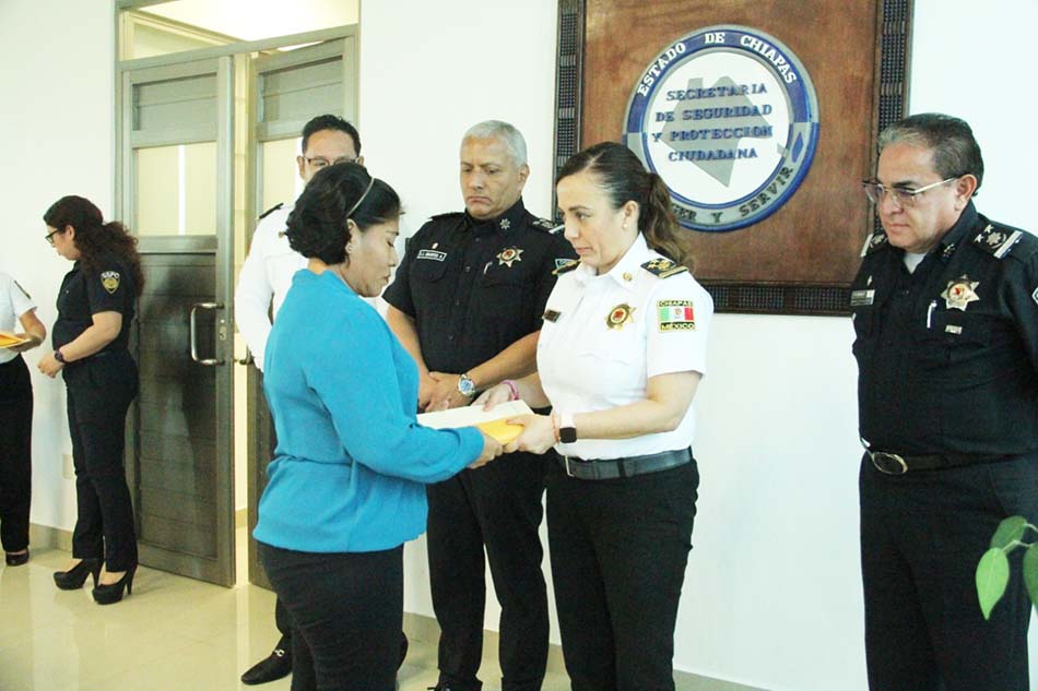 SSyPC realiza entrega de cheques de seguro de vida a familiares de policías caídos