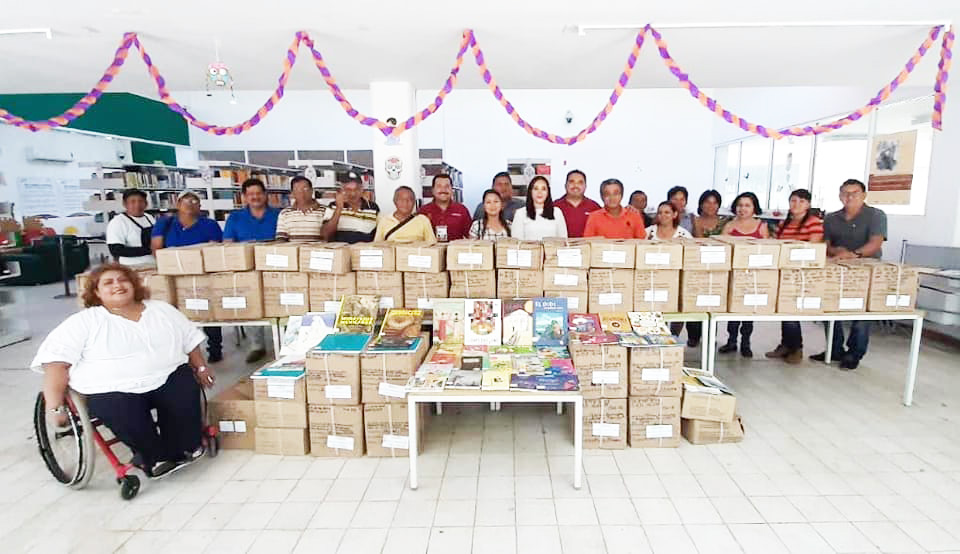 Ayuntamiento tapachulteco recibe libros y revistas para bibliotecas enviados por AMLO y Sra.