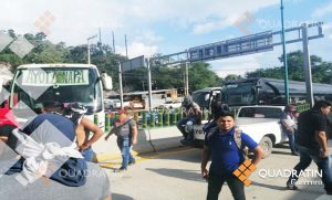 Bloquean autopista normalistas de Ayotzinapa en apoyo a los de Chiapas