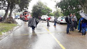 Bloqueos de carretera nuevamente ponen a temblar a AURRERA en Simojovel