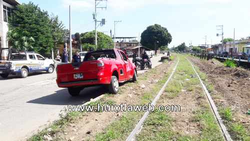 Camioneta arrollada por máquina ferroviaria en Huixtla