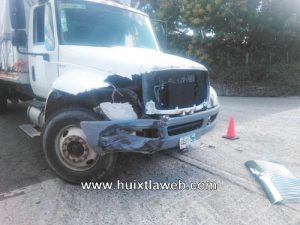Camión de DICONSA choca contra autobús de Aexa en Acacoyagua