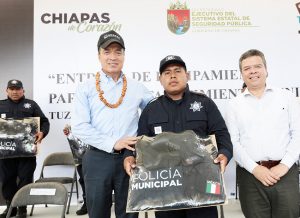 Constata Rutilio Escandón entrega de uniformes y equipamiento a policías de Tuzantán