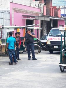 Denuncian a elemento de vialidad municipal que asolea a los comerciantes y tricicleros en Huixtla