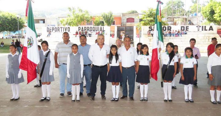 Encabezan abanderamiento de escuelas en Huitiupán