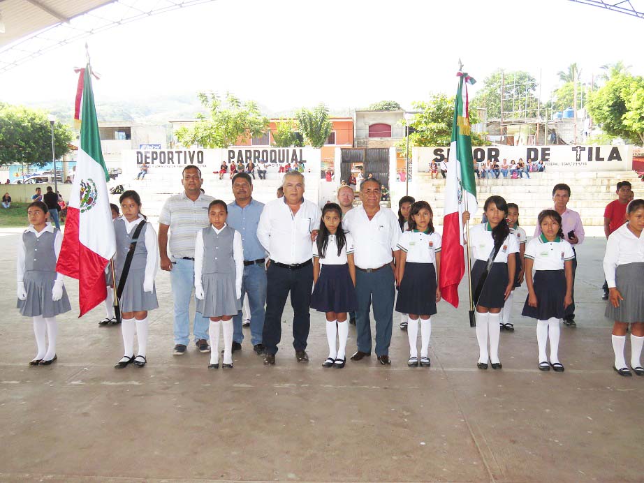 Encabezan abanderamiento de escuelas en Huitiupán