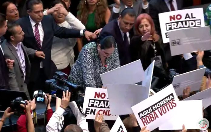 Entre gritos y empujones Rosario Piedra protesta como titular de la CNDH